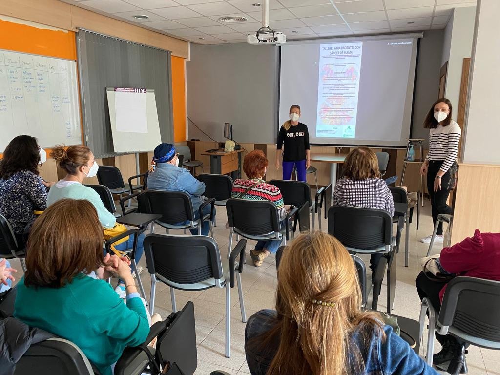 Taller dirigido a pacientes con cáncer de mama.