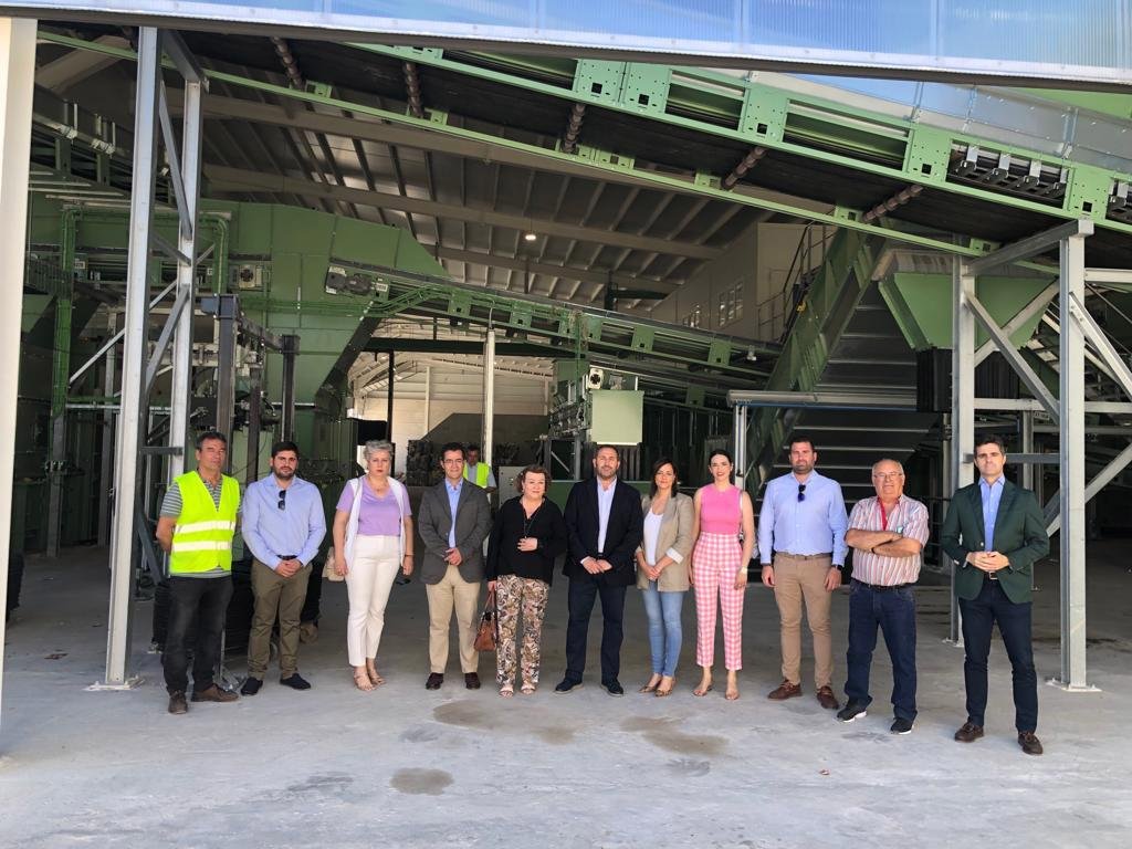 Foto de familia de autoridades y técnicos que han participado en esta visita.