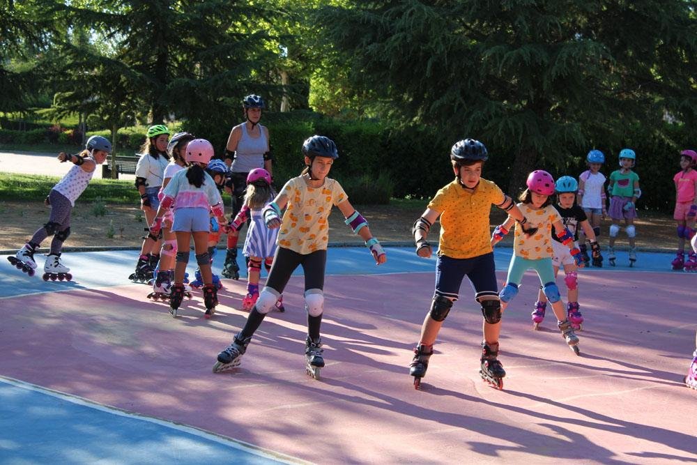 Exhibición de un grupo de patinadores en este espacio.
