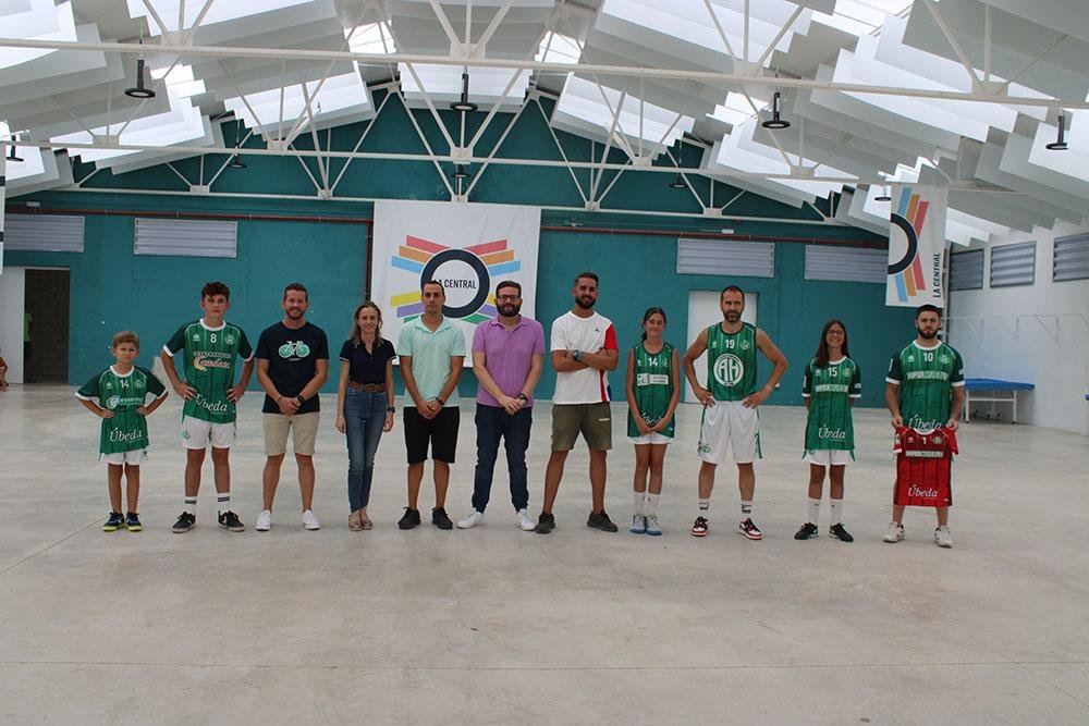 Presentadas las nuevas equipaciones del Úbeda Viva