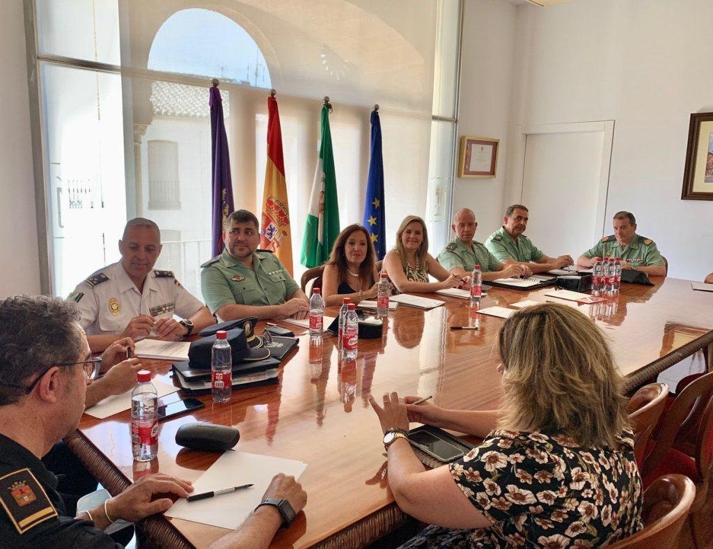 Reunión de la Junta Local de Seguridad, presidida por la Catalina Madueño y Lola Marín.
