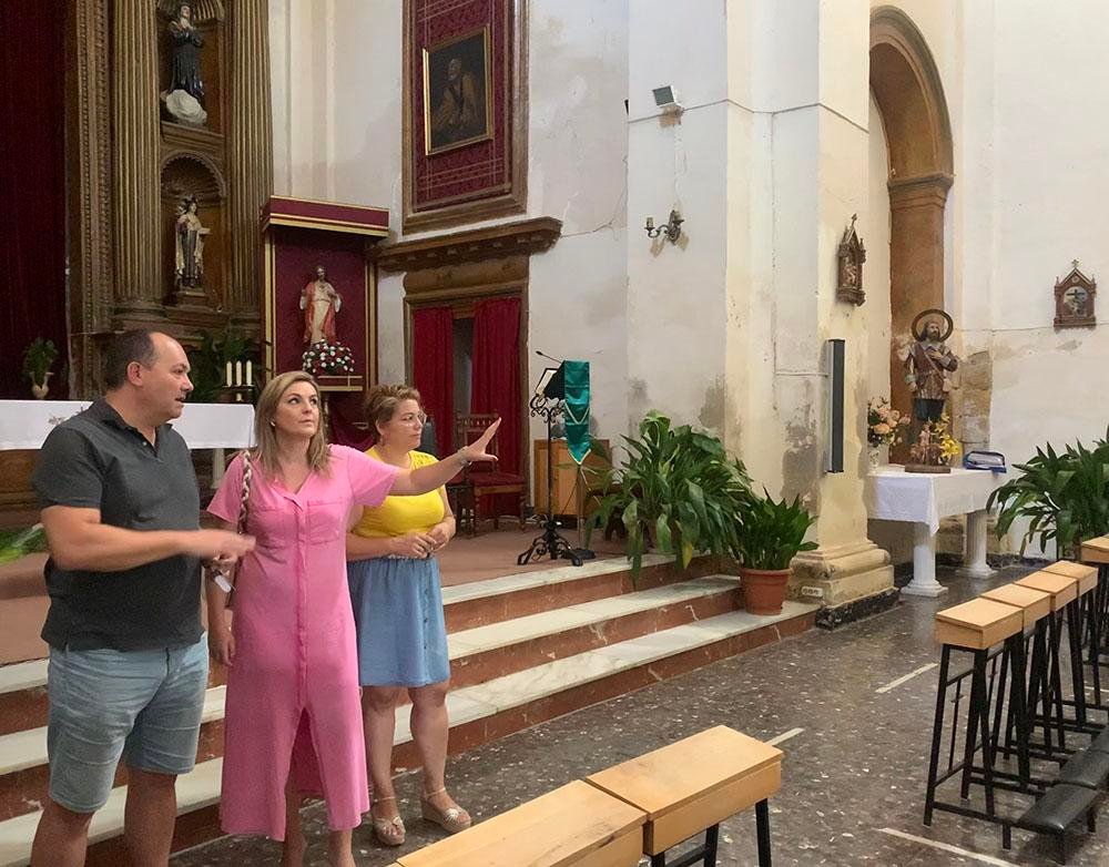 Visita de la alcaldesa al interior de la Iglesia de San Ignacio.