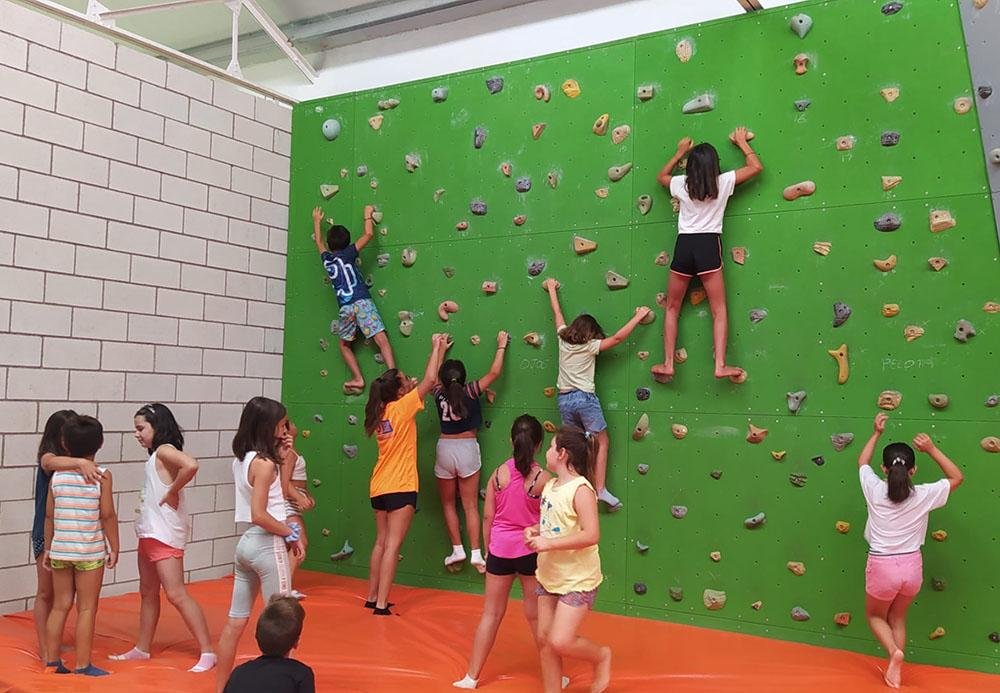 Actividades de escalada durante la edición estival del Campamento Urbano de Úbeda.