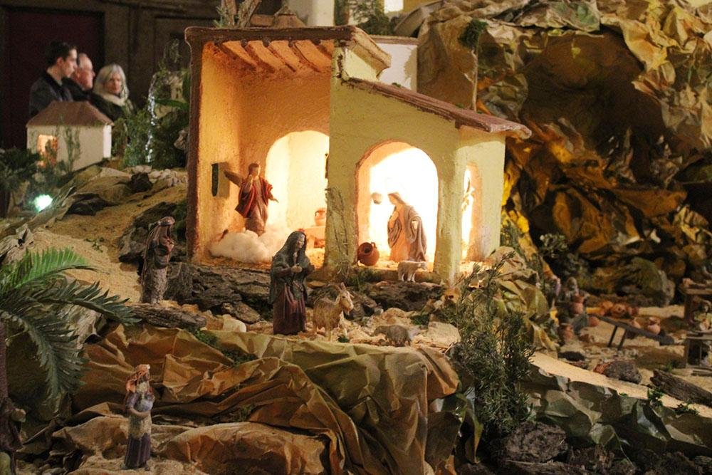 Tradicional Belén de la Unión de Cofradías, instalado en la Iglesia de Santo Domingo.