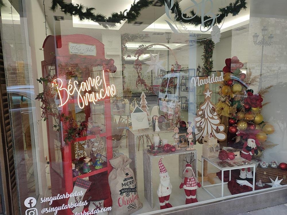 Escaparates decorados con motivos navideños.