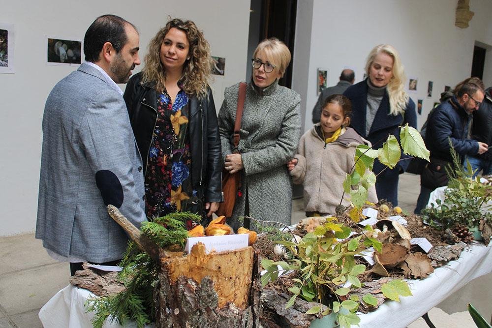 Natalia Pérez, durante su visita a la exposición de hongos y setas.
