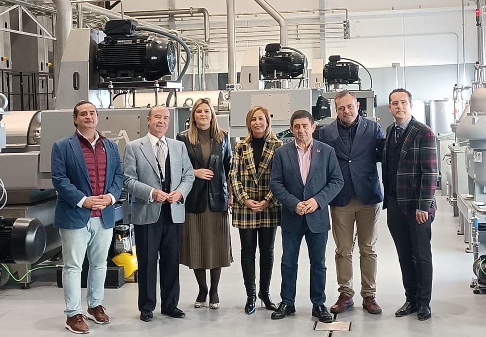 Francisco Reyes y Lola Marín visitan la almazara de 'Oleícola Jaén'.