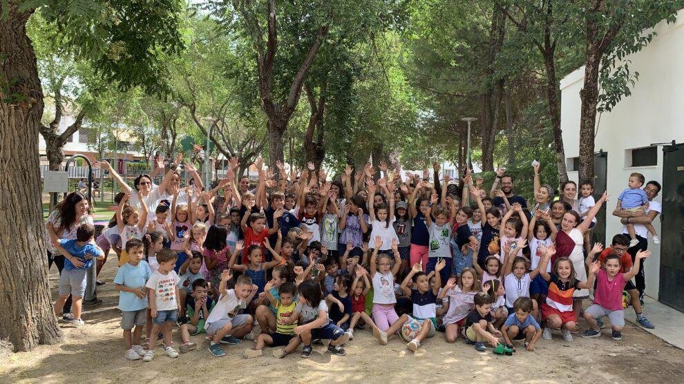 Participantes de la Escuela de Verano, conjuntamente con la Ludoteca.