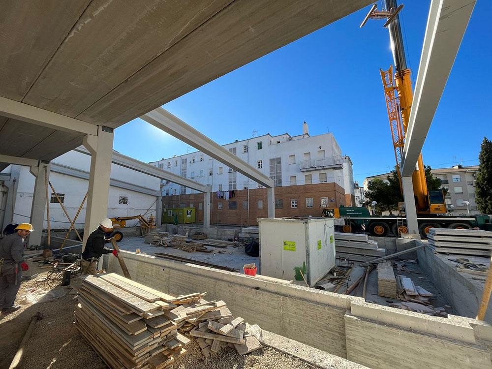 Obras de la nueva piscina cubierta.