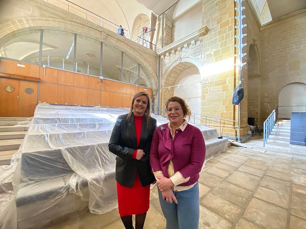 La alcaldesa de Baeza, Lola Marín, y la concejala de Turismo y Promoción, Ana Rodríguez.