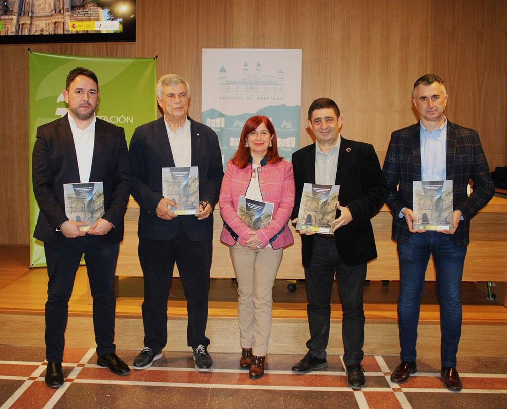 Foto de familia de las autoridades y participantes en la presentación de esta publicación.