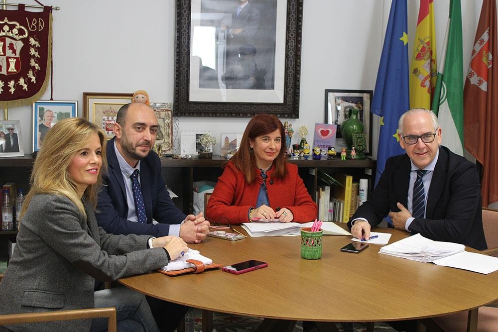María del Carmen García, Javier Gámez, Antonia Olivares y Jesús Estrella, durante la reunión en Úbeda.