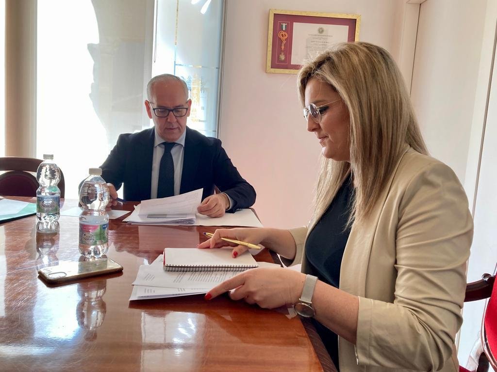Reunión de la alcaldesa Lola Marín con el delegado del Gobierno Jesús Estrella.