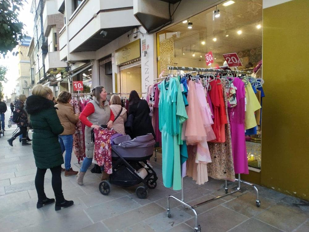 Clientes en una de las calles comerciales de Úbeda, en el Día del Stock.
