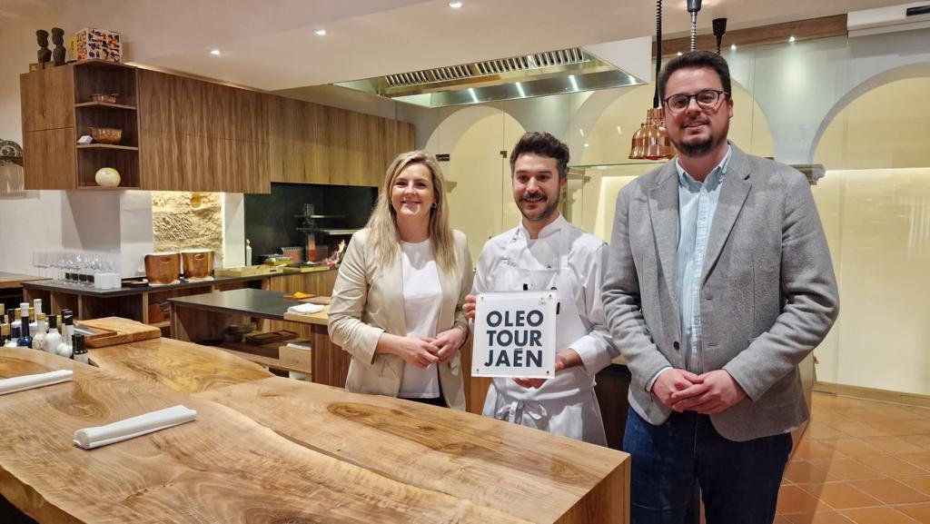 Lola Marín y Francisco Javier Lozano, durante la entrega del distintivo al Restaurante 'Vandelvira' de Baeza.