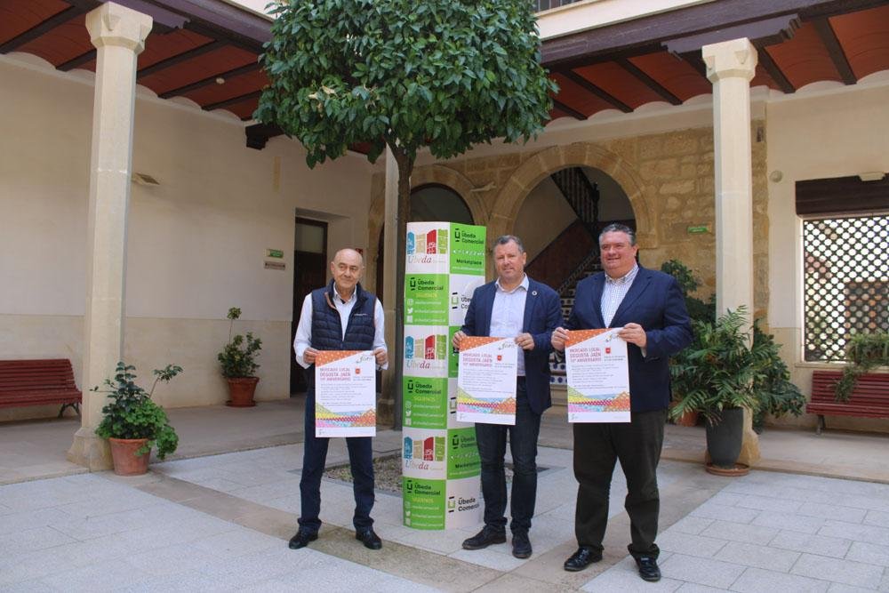 Foto de familia durante la presentación del Mercado Degusta Jaén en Úbeda.