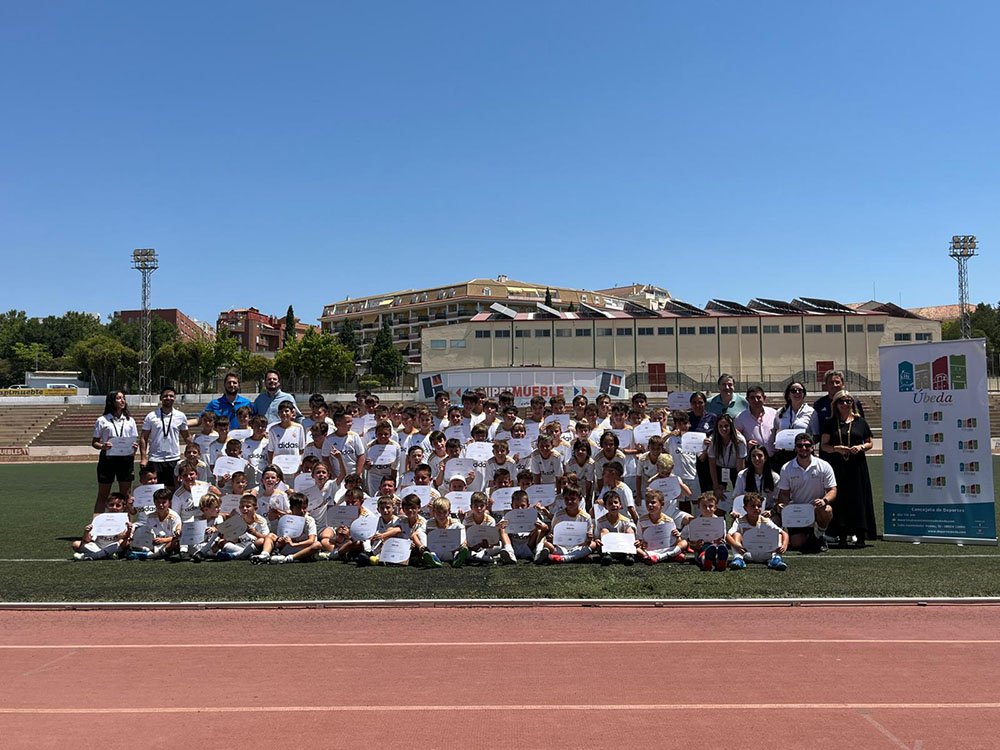 Foto de familia de autoridades, responsables de la Fundación y participantes en esta nueva edición del Campus celebrado en Úbeda.