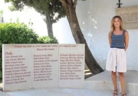 La concejala María del Carmen García junto a las losas del monumento ya instaladas.