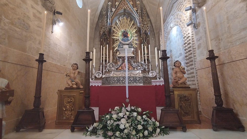 La Virgen de Guadalupe, en su altar de cultos.