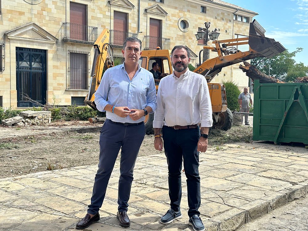 Pedro Cabrera, Antonio Jesús Ruiz, en la plaza de los Comuneros de Baeza.