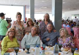 Antonia Olivares, Magdalena Urrutia y Natalia Pérez, visitan a las personas que han asistido a la comida.