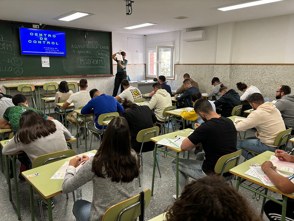 Aspirantes que opositan en Baeza para ingresar en la Guardia Civil.