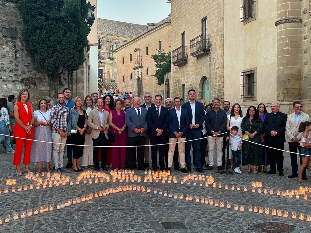 La consejera de Sostenibilidad y Medio Ambiente de la Junta de Andalucía, Catalina García, junto al presidente del Parlamento de Andalucía, Jesús Aguirre, entre otras autoridades en la cita 'Renacimiento a la luz de las velas'..