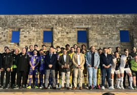El presidente de la Diputación de Jaén, Paco Reyes, y resto de autoridades posan con la plantilla y cuerpo técnico del Jaén Paraíso Interior Fútbol Sala.