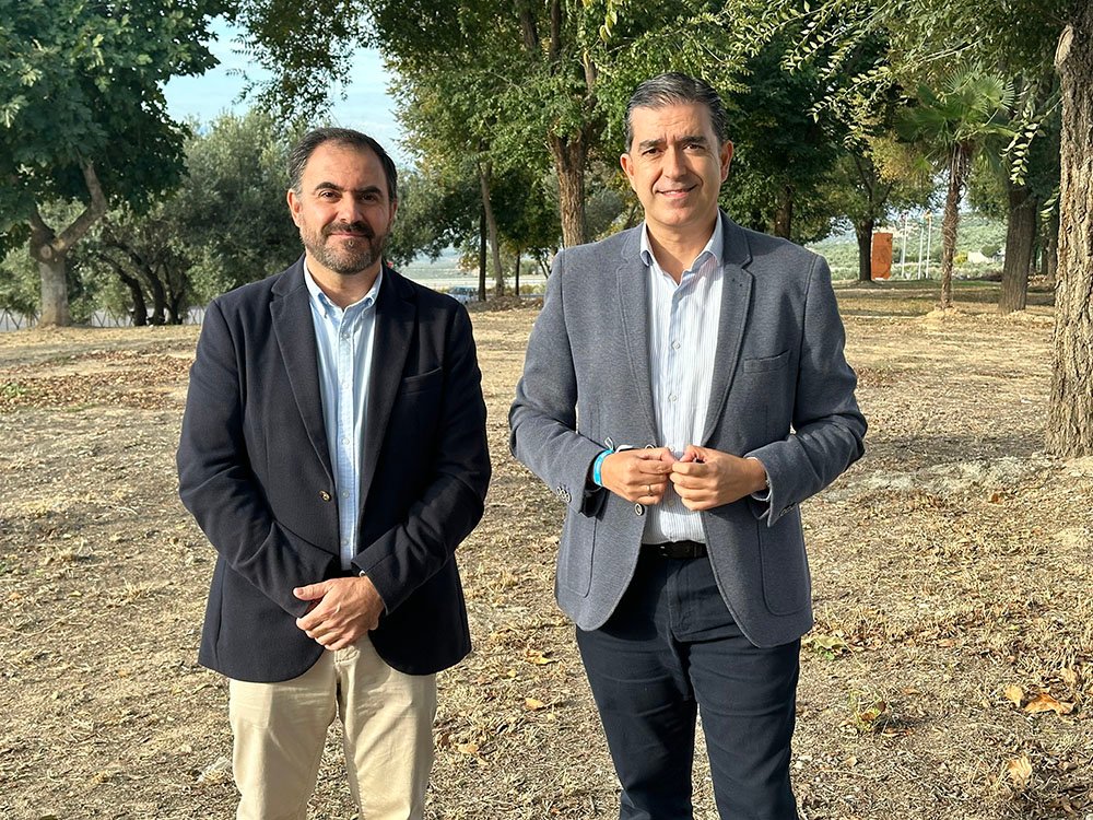 Antonio Jesús Ruiz, Pedro Cabrera, durante su visita a la entrada de Baeza por Jaén.