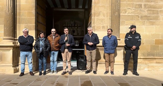 Minuto de silencio del Ayuntamiento de Baeza en solidaridad con los afectados por la DANA.