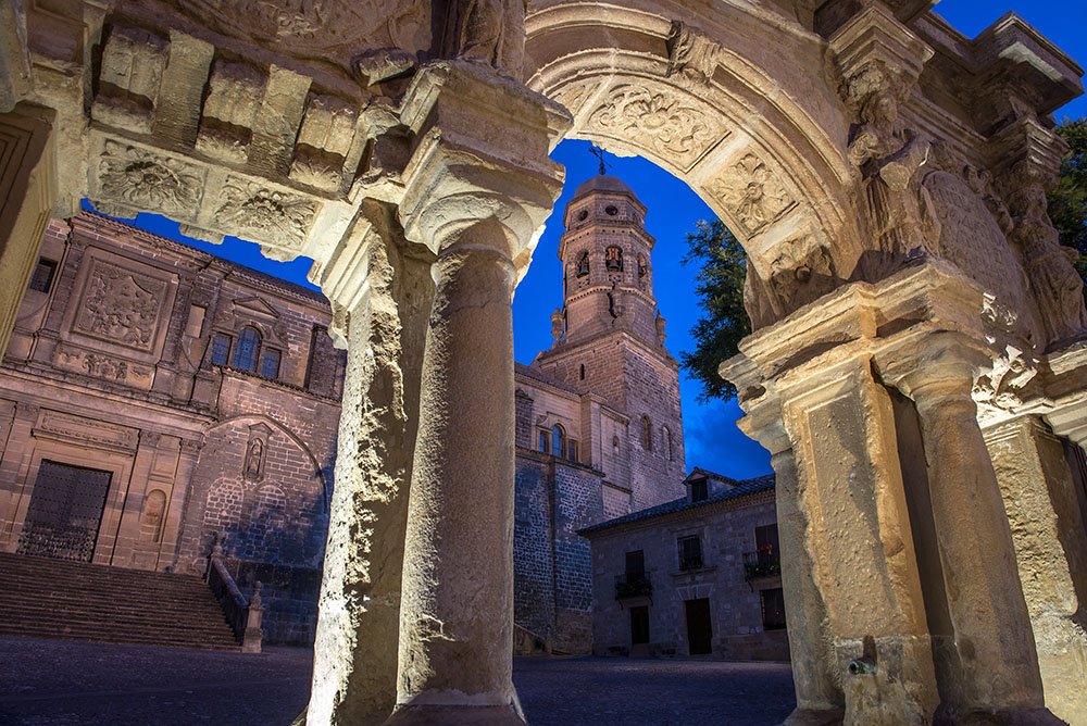 Plaza de Santa María con la fuente del mismo nombre en primer plano y al fondo la Catedral. Narváez Fotógrafo.