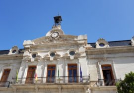 Parte superior de la fachada de la Diputación