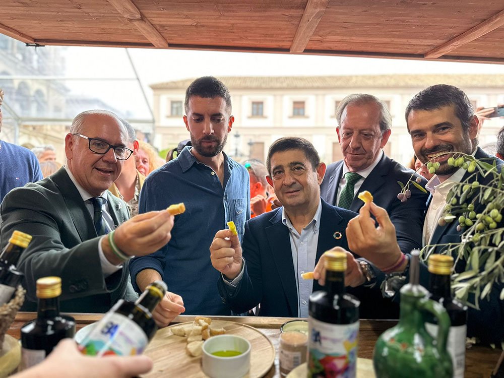 Autoridades junto al embajador y pregonero en su visita a uno de los estands instalados en la XI Fiesta del Primer Aceite de Jaén
