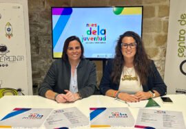Mari Ángeles Moreno, Ana González, durate la presentación del programa de actividades del Mes de la Juventud.