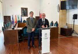 El alcalde de Baeza, Pedro Cabrera, y el delegado del Gobierno de la Junta en Jaén, Jesús Estrella, en rueda de prensa.