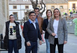 Francisco Reyes y Lola Marín junto a miembros del partido socialista.