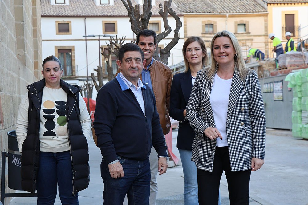 Francisco Reyes y Lola Marín junto a miembros del partido socialista.