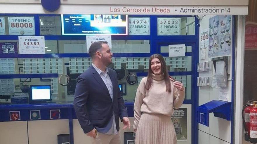Responsables de la administración de lotería que ha repartido cuatro series del tercer premio