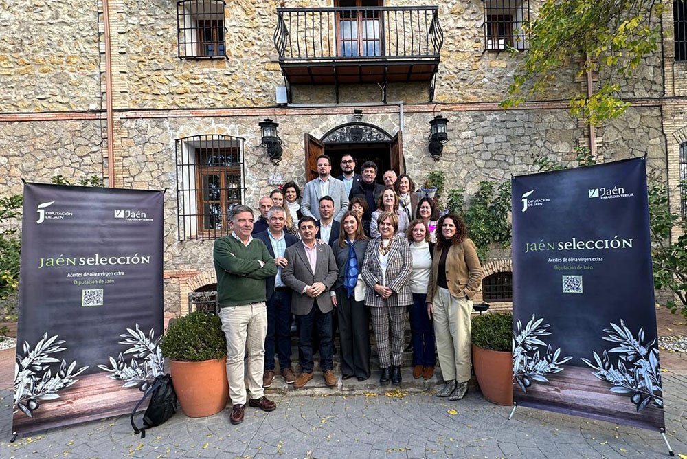 El presidente de la Diputación, junto a los miembros del panel de cata Jaén Selección 2025.