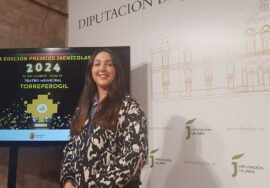 La diputada de Igualdad y Juventud, ante el cartel anunciador de esta gala.