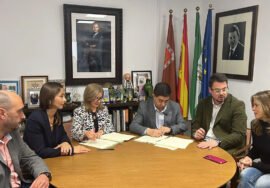 Antonia Olivares y Francisco Reyes suscriben el convenio de colaboración.