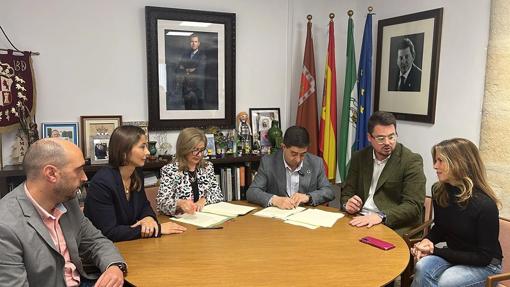 Antonia Olivares y Francisco Reyes suscriben el convenio de colaboración.
