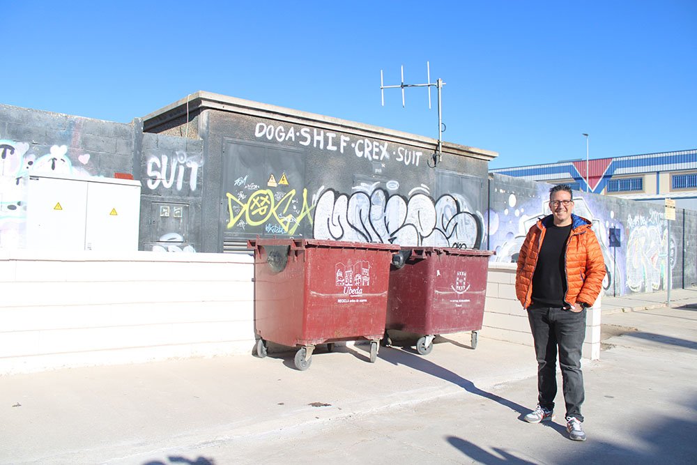 Instalación de islas de reciclaje en el Polígono de los Cerros de Úbeda.