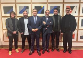 Los componentes de Supersubmarina junto al alcalde, Pedro Cabrera, y al concejal Antonio J. Perales.