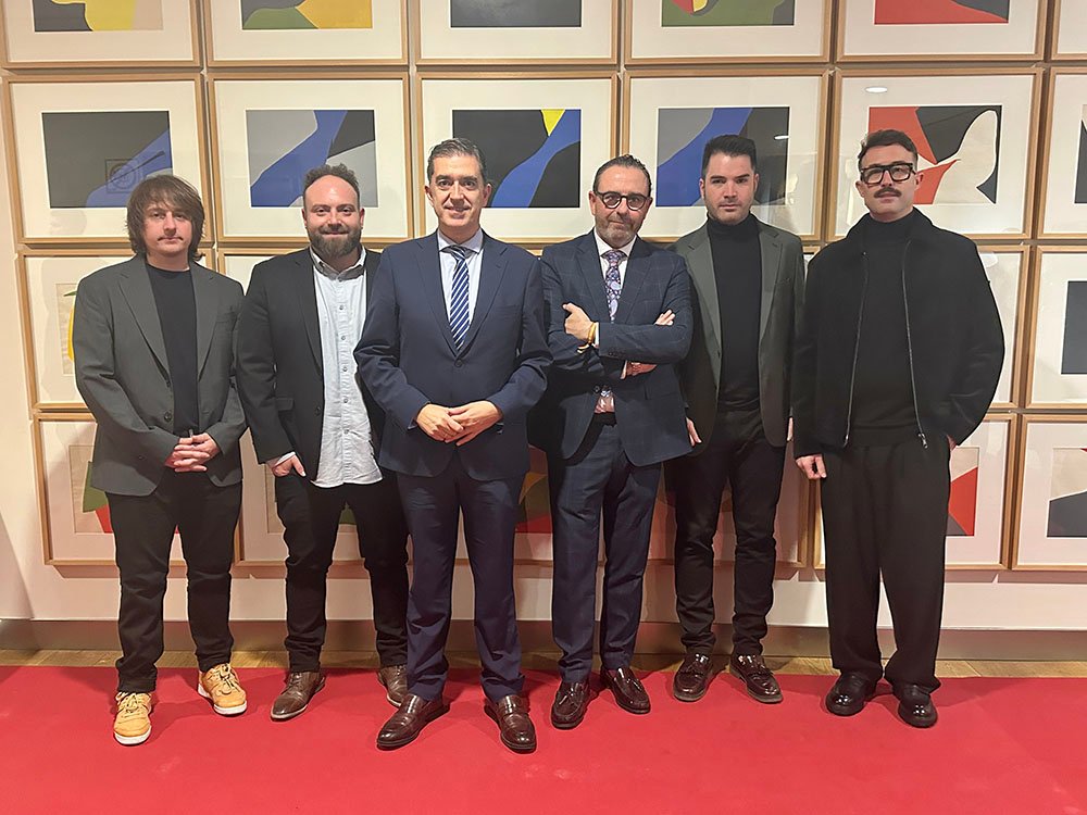 Los componentes de Supersubmarina junto al alcalde, Pedro Cabrera, y al concejal Antonio J. Perales.