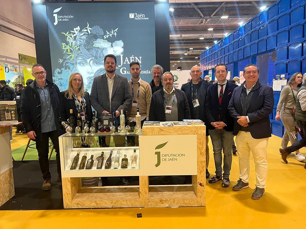 Francisco Javier Lozano junto a empresarios jiennenses presentes en Madrid Fusión 2025.