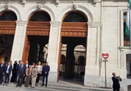 El presidente de la Diputación de Jaén iza la bandera de Andalucía en el Palacio Provincial.