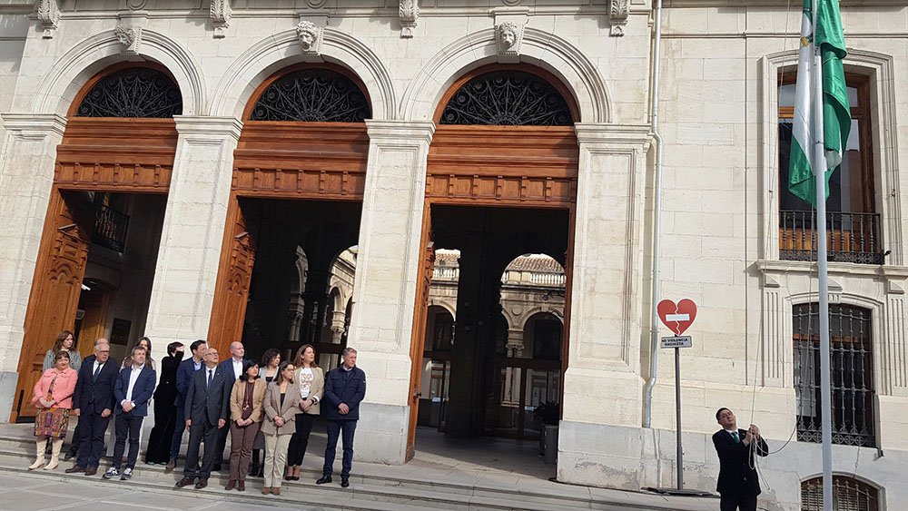El presidente de la Diputación de Jaén iza la bandera de Andalucía en el Palacio Provincial.