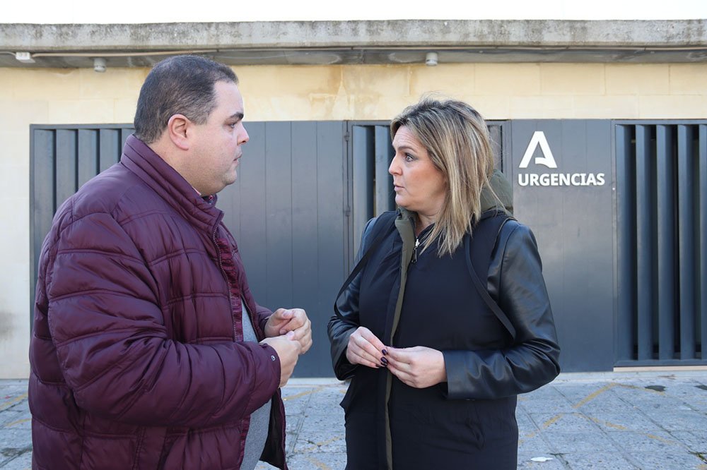 Víctor Torres y Lola Marín junto al centro de salud de Baeza.