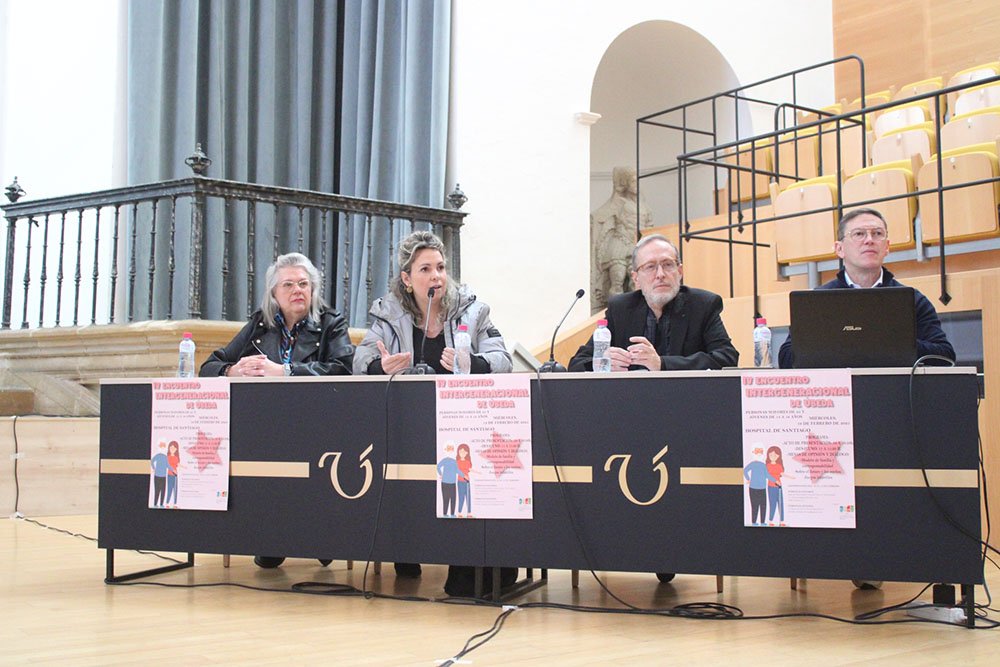 El Hospital de Santiago acoge el IV Encuentro Intergeneracional.